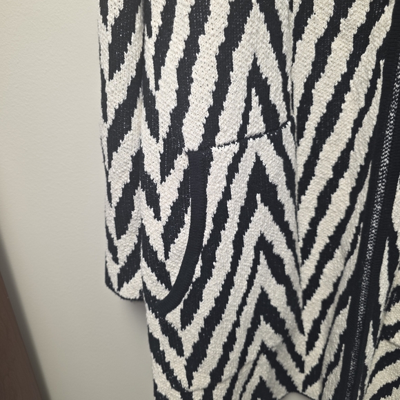 Elegant Black and White Zigzag Cardigan - Picture 5 of 8